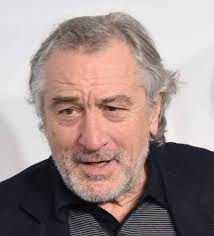 Cincuenta años después, la escena tiene humor y verdad. Él mira a su esposa  y, con tono de broma, compara el “antes” austero con el “ahora” confortable  para insinuar que el trato