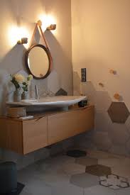 Ou, si vous le préférez. Decoration De La Salle De Bain Avec Carreaux Ciment Hexagonaux Beige Marron Gris Avec Grande Va Idee Salle De Bain Deco Salle De Bain Idee Deco Salle De Bain
