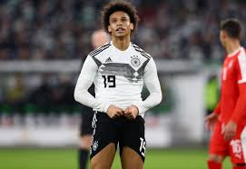 Find out everything about leroy sané. Deutschland Serbien 1 1 Leroy Sane Kickte Fast So Auffallig Wie Seine Jacke Bildplus Inhalt Fussball Bild De