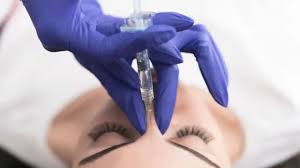 عمليات التجميل: مراهقة بريطانية تجري 30 عملية دون أن يسألها أحد عن عمرها -  BBC News عربي