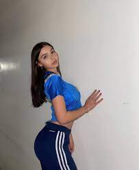 Sophie Mudd : r2busty2hide