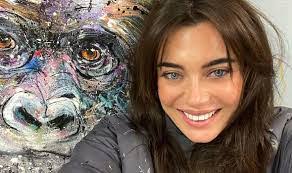 Danielle Tomlinson's Instagram, Twitter & Facebook