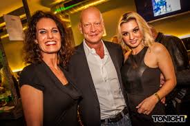 Gelungene Eröffnung: Michael Naseband lädt Promis in Kneipe