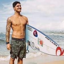The decision came around the same time as medina's marriage to yasmin brunet, who has traveled with him to australia, and seems part of a broader shift in gabriel's life on tour. Gabriel Medina Gabriel89536832 Twitter