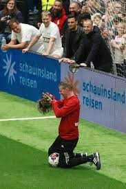 Man kann zwar auch mit sachen ohne alkohol feiern, das macht aber nur halb so viel spaß! Lukas Podolski Klaut Mickie Krause Die Perucke Stern De