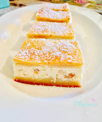 Prima jumătate se întinde în tavă şi apoi se adaugă compoziţia. Prajitura Turnata Cu Branza Si Stafide Flaveur