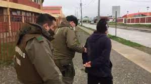 Lo más importante es llegar. Vocal De Mesa Llega Ebrio A Cumplir Su Funcion Y Es Detenido En Punta Arenas Meganoticias