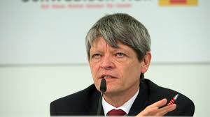 Genau deshalb können kunden von einer umfassenden beratung des spezialisten. Potential Bei Gebaudesanierungen Schwabisch Hall Chef Fur Breite Klimadebatte Zdfheute