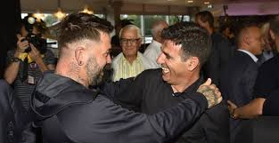 Lees „theo janssen marcel van roosmalen op pad met de dikke prins door marcel van jarenlang volgde marcel van roosmalen het fenomeen theo janssen op de voet, soms vol enthousiasme. Janssen Over Carriereswitch In De Uitzending Zie Je Lang Niet Alles Voetbalprimeur Nl