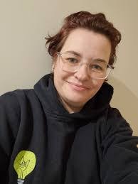 Robyn Thomson's Instagram, Twitter & Facebook