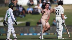 Kiix7oxegwfmrm https www dnaindia com cricket news watch streaker runs on the pitch during nz vs pak test twitter reacts to security s actions 2864253