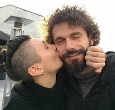 Eliyle yüzünü gizleyen özdemir, kirazcı'yla birlikte apar topar mekândan ayrıldı. Kirazcnincenesi Twitter