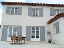 Fabrication De Volet En Bois Sur Mesure A Auriol 131390 Boiseries Provencales Couleur Facade Maison Couleurs De Volets Bardage Maison