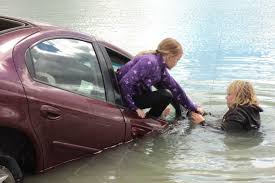 sinking car: staying put is 'death trap