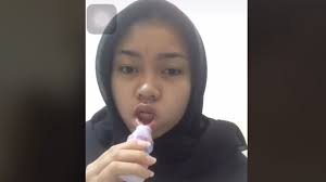 Link terbaru video viral tiktok botol 2021 full. Ditonton 10 Juta Kali Video Wanita Tebalkan Bibir Pakai Botol Yakult Viral Berita Hits