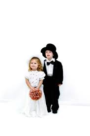 Check spelling or type a new query. Kleine Madchen Und Jungen Kleid In Hochzeitskleid Und Frack Sie Tragt Einen Hut Und Schleier Und Er Ein Hut Sie Werden In Einer Alle Weissen Raum Stehen Lizenzfreie Fotos Bilder Und Stock