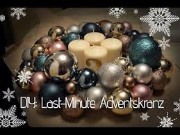 Weihnachtsbaumkugeln in verschiedenen größen und farben (auch kleine kugeln mit einem. Aurata Design Weihnachts Spezial Adventskranz Aus Kugeln Selber Machen Youtube Adventskranz Adventskranz Basteln Advent