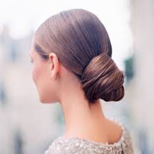 Here are 19 tutos spotted on pinterest to try different ways of raising his hair in a bun. The Best Wedding Hair Tips For Wearing A Chignon