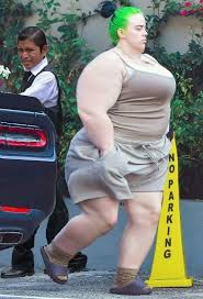 Billie eilish has called for people to 'normalise real bodies' after she was photographed swapping her usual baggy clothes for a tank top. 6 Months After Corona Billie Eilish S Tank Top Photos Know Your Meme