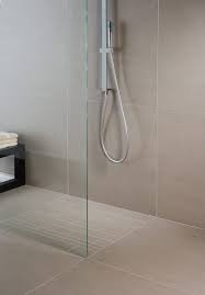 Ebenerdige Dusche Fliesen Beige Armatur Glas Modern Schlicht Minimalistisch Badezimmer Ebenerdige Dusche Badezimmer Fliesen Beige