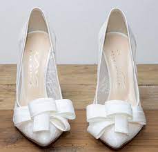 Non tutte le donne che convolano a nozze riescono o possono portare i tacchi come il bon ton ci direbbe. Impegno Amati Uovo Chanel Sposa Scarpe Trasmissione Irrigazione Facile Essere Ferito