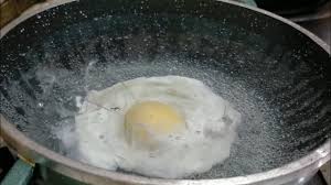 Telur adalah makanan penuh protein dan serbaguna yang dapat dimasak dalam berbagai cara. Cara Rebus Telur Separuh Masak Confirm Menjadi Poached Egg Youtube