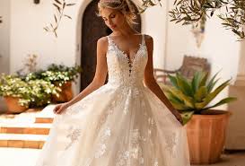 Hi, hello, enjoy your scroll. Moonlight Bridal Hochzeitsrausch Brautmoden