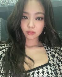 아시아뉴스통신=이상진 기자 그룹 블랙핑크의 멤버 제니와 지드래곤이 열애설에 휩싸인 가운데 두 사람의 나이에 대한 관심이 높아지고 있다. Lyyapvjrkgrekm