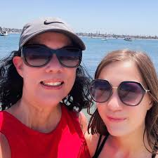 What are some ideas for a Friendsgiving luncheon?