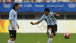 Hoy jueves 24 de junio, leonel messi, considerado por muchos el mejor jugador de futbol del mundo, celebro su cumpleaños número 34 en compañía de sus colegas de la gorras, dulces, bebidas alcohólicas y hasta agua bendita, fueron algunos de los regalos que recibió messi de sus compañeros. Cumpleanos De Messi Y Riquelme 24 De Junio