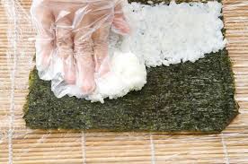 Setelah sushi mu menjadi lonjong dan padat, potonglah sesuai selera. Dua Cara Mudah Membuat Nasi Sushi Ala Jepang Asli Sajian Sedap