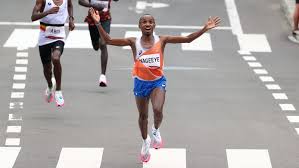 Nageeye, who was slightly ahead, slowed down and waved on his friend, the encouragement appearing to do the trick as abdi overcame both cramp and cherono to take bronze. V6hkz1p27 Mp M