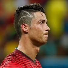 Im alter von 12 jahren absolvierte er ein kurzes probetraining bei sporting lissabon und wechselte anschließend. Cristiano Ronaldos Frisur Birgt Traurige Geschichte Rasur Gilt Krankem Jungen Fussball