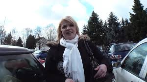 Agente alemán hace propuesta en la calle y ofrece dinero a cambio de sexo a  una milf caliente casada