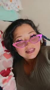 Una Niña Levantando A Sus Muñecos