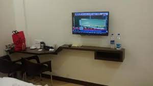 This 32d3864db 32 inch toshiba tv is rocking some rather cool features, including alexa compatibility, to make your saturday night viewing that much better. Led 32 Inch Tv In Deluxe Room Picture Of Hotel Ashoka Bhandara Tripadvisor