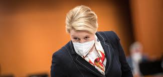 Buna cevaben giffey, doktorası iptal edilirse istifa edeceğini ve devam eden soruşturma nedeniyle partisinin liderliğine aday. 20 05 2021 Sicherheitsrisiko Des Tages Franziska Giffey Tageszeitung Junge Welt
