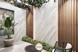 Ruang terbuka yang menyatu dengan alam. Desain minimalis dengan sentuhan  kayu dan tanaman hijau ini memberikan kesegaran alami untuk setiap sudut  outdoor Anda. Nikmati relaksasi di luar ruangan dengan gaya elegan dari