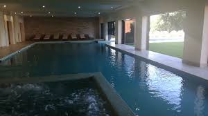 La Piscine De L Hotel Chais Monnet A Cognac Qui Se Prolonge A L Exterieur Youtube