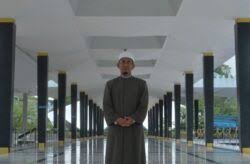 After eight years of being together, they finally decided to get married. Ustaz Ehsan Imam Besar Masjid Negara Kosmo Digital