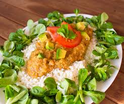Nur 3 3 Zutaten Fur Blumenkohlreis Mit Tomatensauce Tomaten Sauce Rohkost Rezepte Vegan Hauptgericht