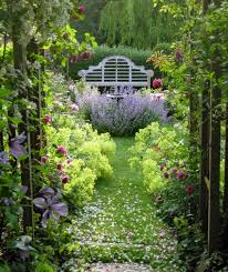 Kleine gärten bieten zwar wenig platz, aber umso mehr möglichkeiten, diesen zu nutzen. Kleiner Garten 10 Tricks Fur Die Gestaltung Mein Schoner Garten