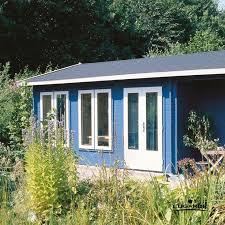 Ein Blaues Gartenhaus Das Einen Farblichen Kontrast Zum Grun Des Gartens Bildet Aber Eine Verbindung Zum Teich Oder See Schaf Bausysteme Blockhaus Gartenhaus