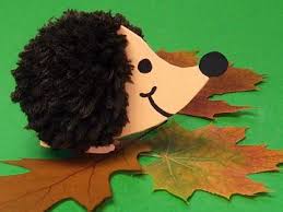 Idee Fur Den Herbst Igel Aus Tonkarton Und Wollfaden Basteln Herbst Basteln Basteln Halloween
