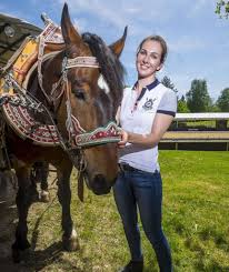 Am donnerstagabend erblickte ein neues fohlen das licht der. Goldenes Reitabzeichen Fur Die Frau Unseres Fc Bayern Stars Thomas Muller Regional Bild De