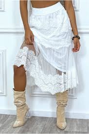 Une jupe longue bohème est parfaite pour un look urbain élégant. Jupe Blanche Longue Avec Broderie Et Tulle Transparente Style Boheme