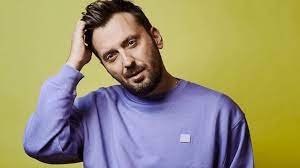 Cesare cremonini — giovane stupida 03:50. Cesare Cremonini Ho Cambiato Nome Alla Domestica Moldava La Pago