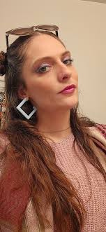 Introduction to Samantha and her interests in energy, crystals, and art