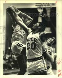 1981 Press Photo Baylor's Terry Teagle grabs rebound in game vs. Rice  University