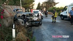 Scontri tra antagonisti e polizia in le volskwagen golf gti clubsport 45 e gti con cambio manuale ora disponibili in italia. Incidente A Villagrazia Di Carini Auto Si Schianta E Va A Fuoco Grave Una Diciottenne